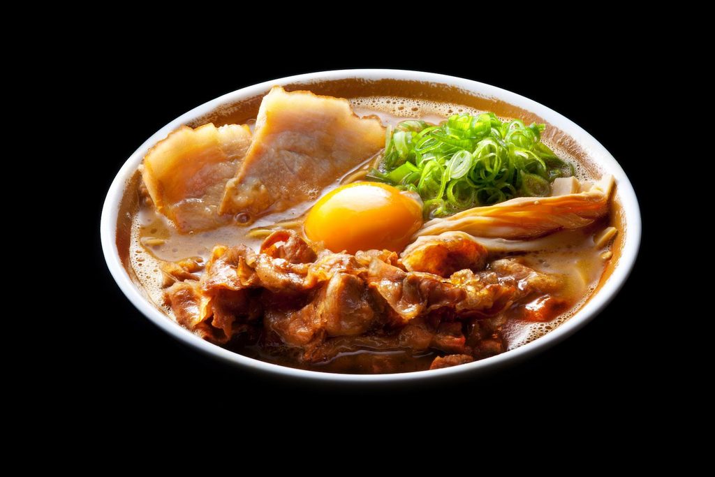 어두운 간장 육수에 삼겹살, 파, 콩나물, 날계란이 들어간 도쿠시마 라멘.