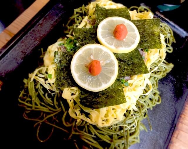Kawara soba garnie de tranches de citron, de momiji oroshi et de nori, vue de dessus