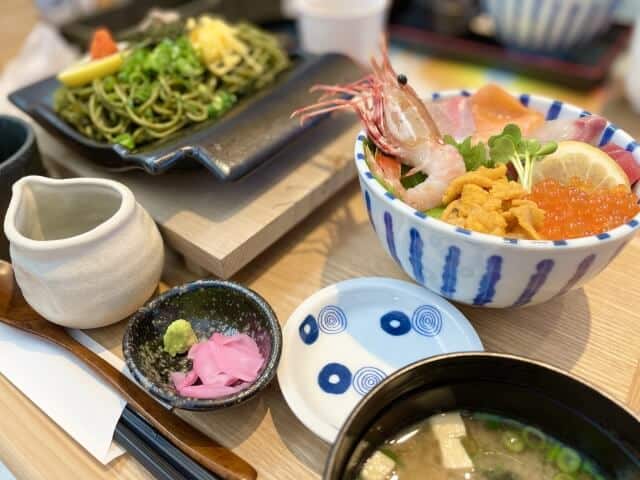 Kawara soba servie dans un menu avec un bol de riz aux fruits de mer et une soupe miso