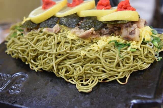 Nouilles soba au thé vert croustillantes au contact d'une tuile de service chaude