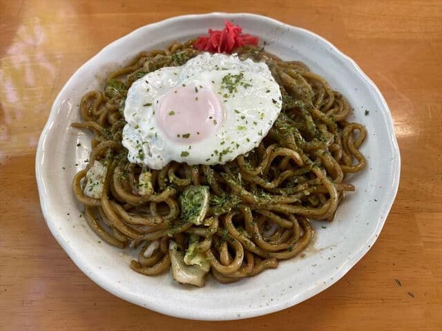 달걀프라이, aonori, 붉은 생강 절임을 올린 중간 갈색의 Ota식 야키소바
