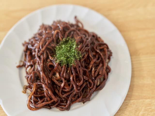 굵은 면에 아주 짙은 소스를 입히고 aonori를 얹은 Oota Yakisoba
