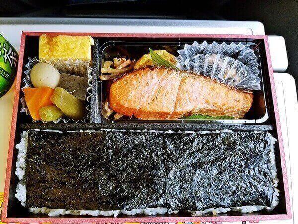 Ingredientes dispuestos para hacer nori bento en casa