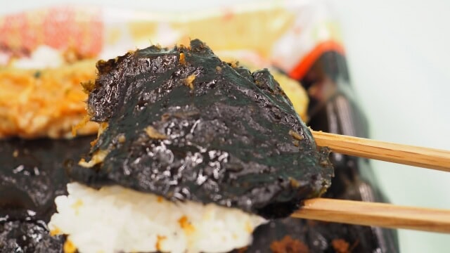 Nori bento cuidadosamente empaquetado listo para llevar