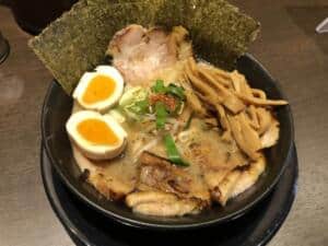 Tonkotsu ramen (豚骨ラーメン)