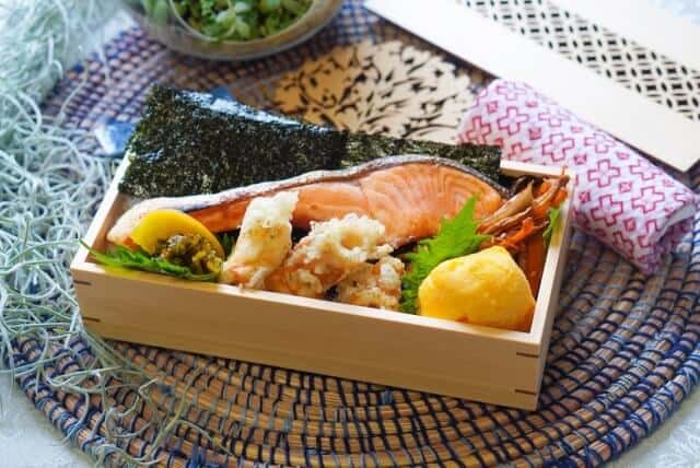 Nori bento con furikake espolvoreado bajo alga rasgada