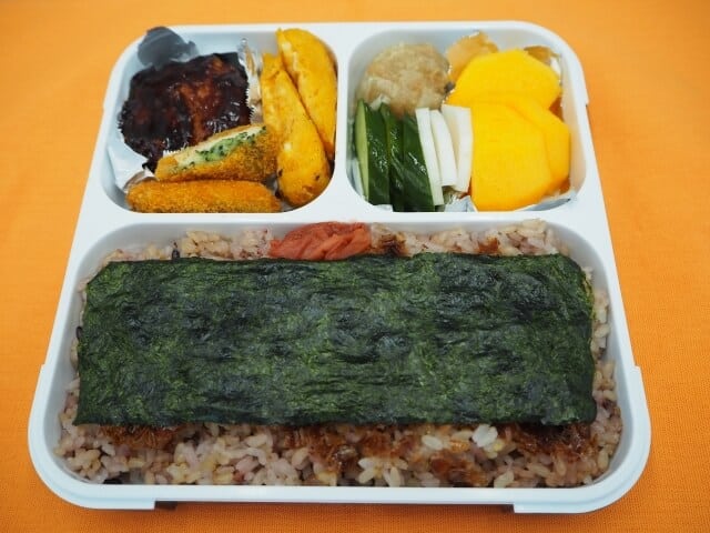 Nori bento con té verde, un almuerzo japonés clásico