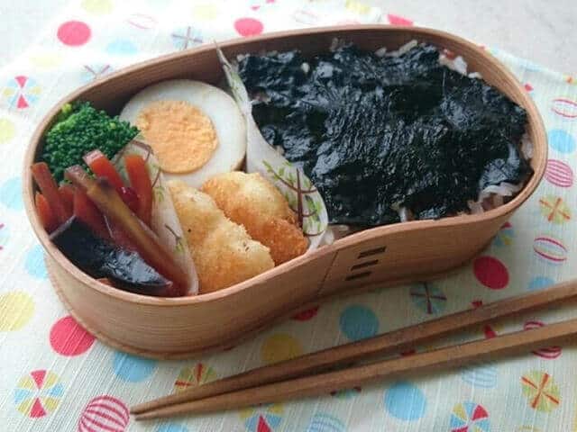 Nori bento de cereales integrales con alga y verduras