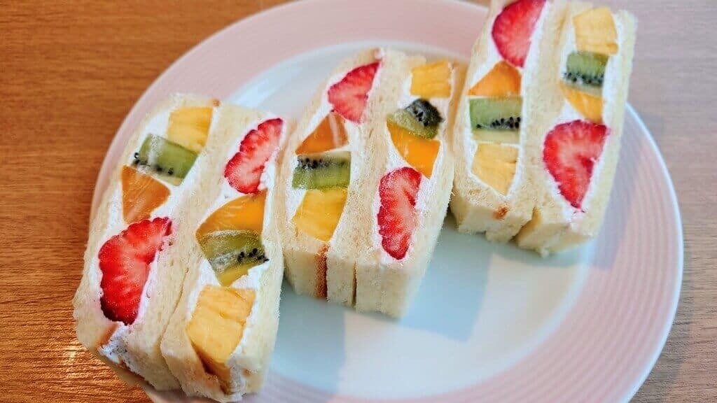 Fruit sandwich (フルーツサンド)