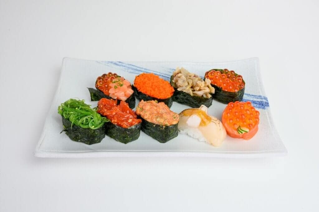 https://www.foodinjapan.org/wp-content/uploads/2023/07/japanese-sushi-seaweed-roll-with-ikura-ebiko-hotate-wakame-kurage-ceramic-plate_49071-2508.jpg