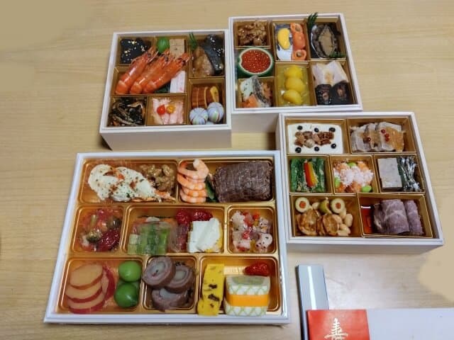 triple layer osechi box