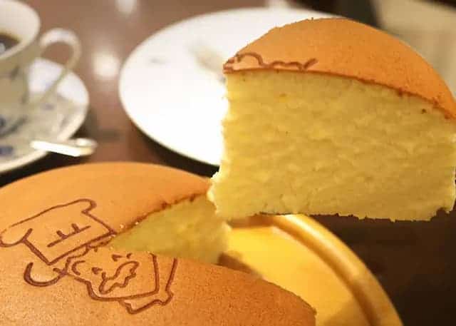 Rikuro cheesecake in Namba