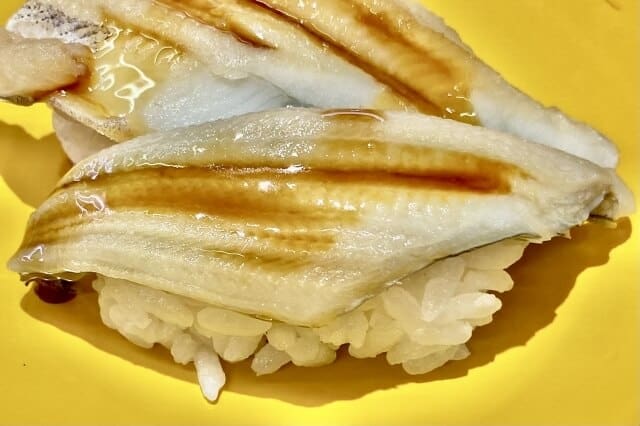 anago zushi in yellow plate