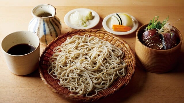 nihachi soba with different side dish and condiments