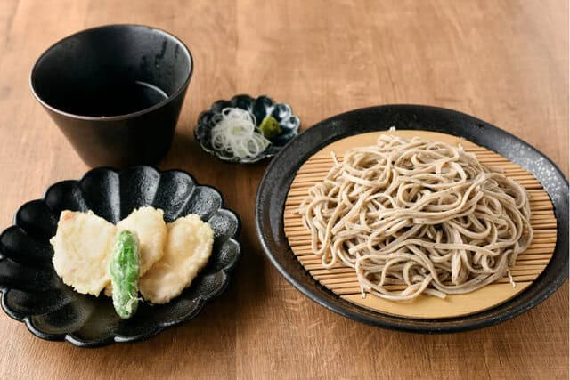 nihachi soba on black plate