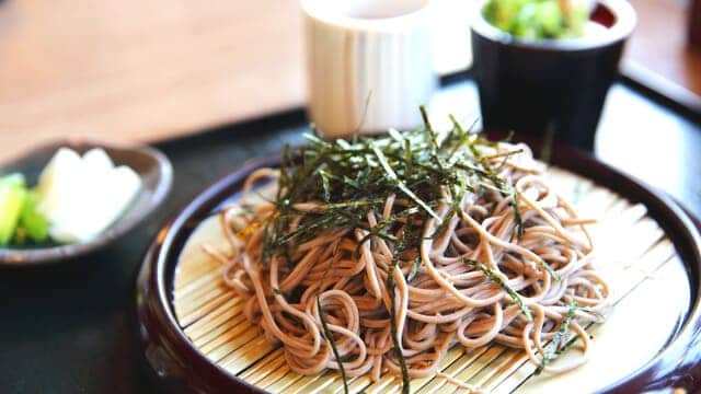 nihachi soba with green toppings