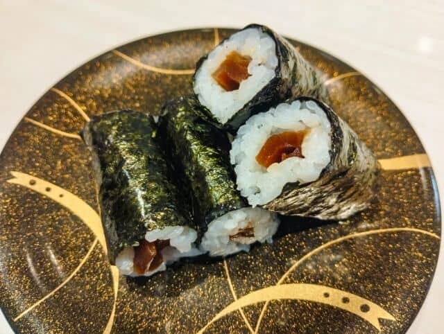 Kanpyo maki on a patterned plate