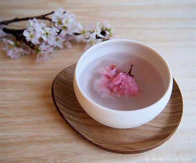 sakura cha with cherry blossom leaves beside it