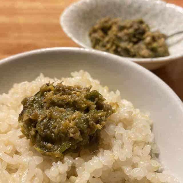 밥 위에 올려진 두 그릇의 바케 된장
