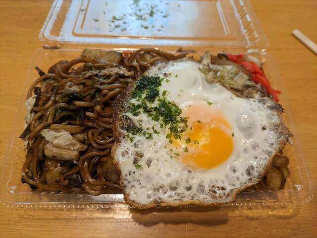 Hita yakisoba on plastic container