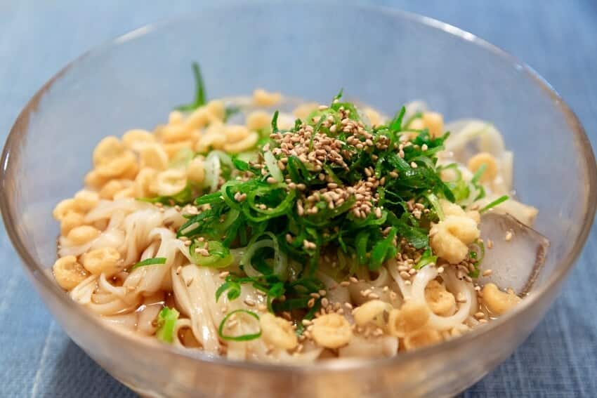 Hiyashi tanuki udon (冷やしたぬきうどん)