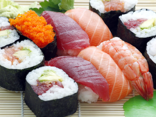 tuna sushi and salmo