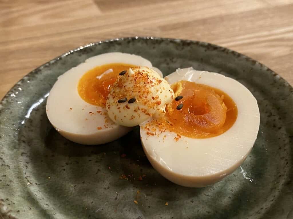 마요네즈와 치치미 위의 니타마고