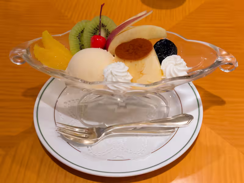 Pudding a la mode on a white plate