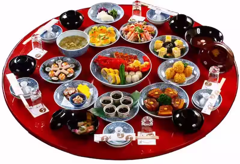 Shippoku Ryori full spread on a red round table