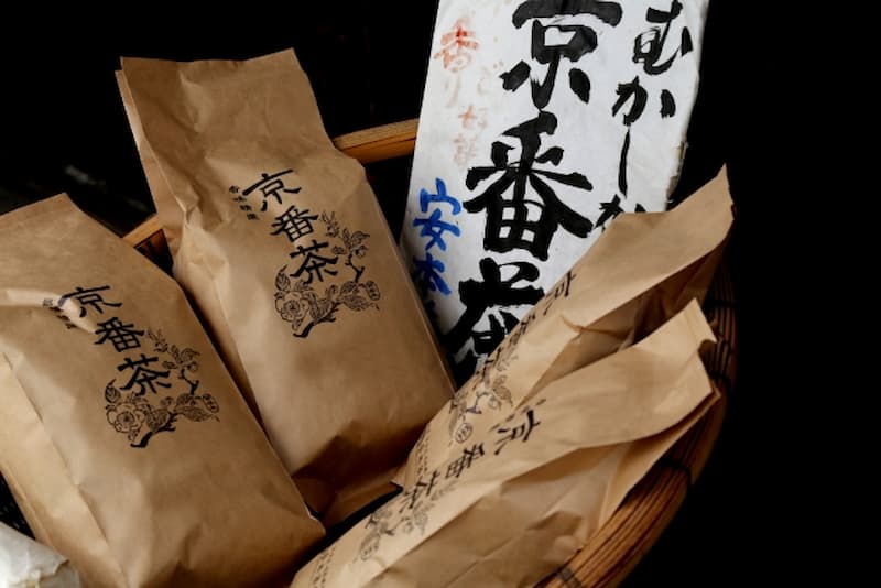Kyobancha leaves stored in an airtight container away from light and heat