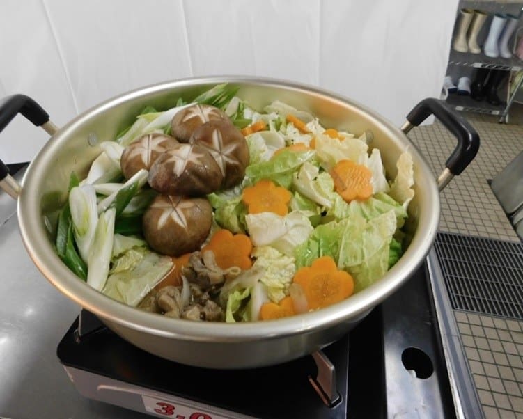 iriyaki 재료가 담긴 냄비: 배추, 대파, 윗면에 칼집을 넣은 표고버섯, 꽃 모양으로 자른 당근